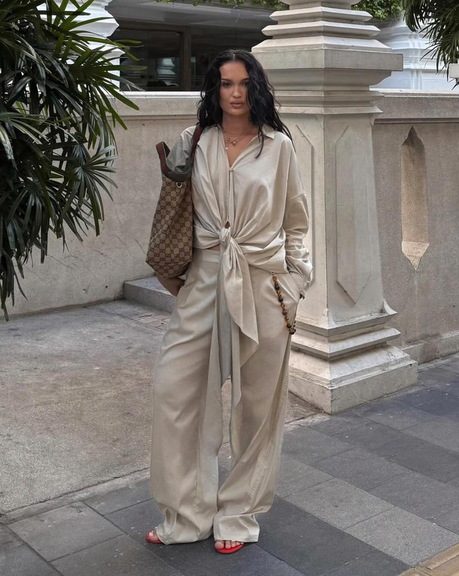 Шлёпки и сумка-шопер – идеальные компаньоны для комплекта на отдыхе.