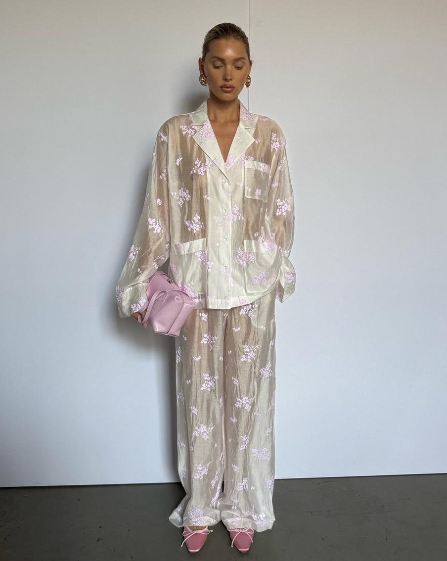 Выбирая принт или декор, убедитесь, что остальные вещи в образе не спорят с комплектом.