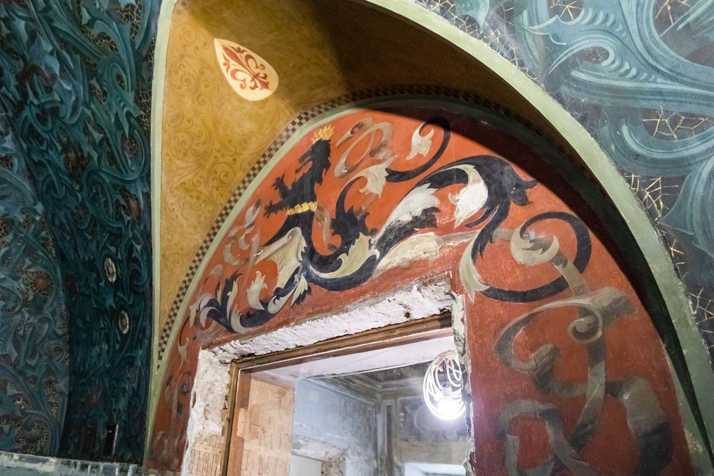 Геральдическая живопись с изображением льва.