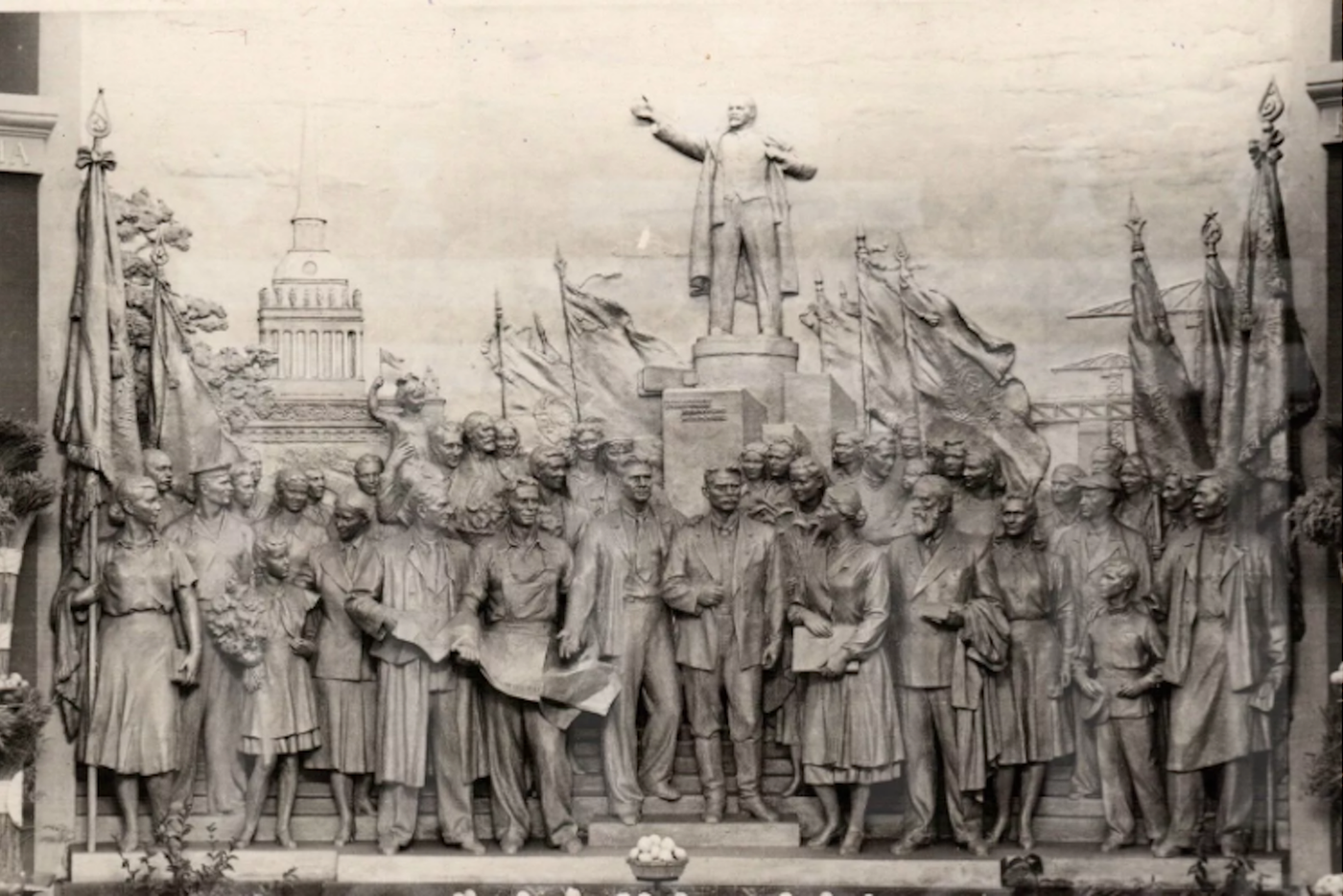 На горельефе – праздничное шествие на фоне памятника Владимиру Ленину у Финляндского вокзала.