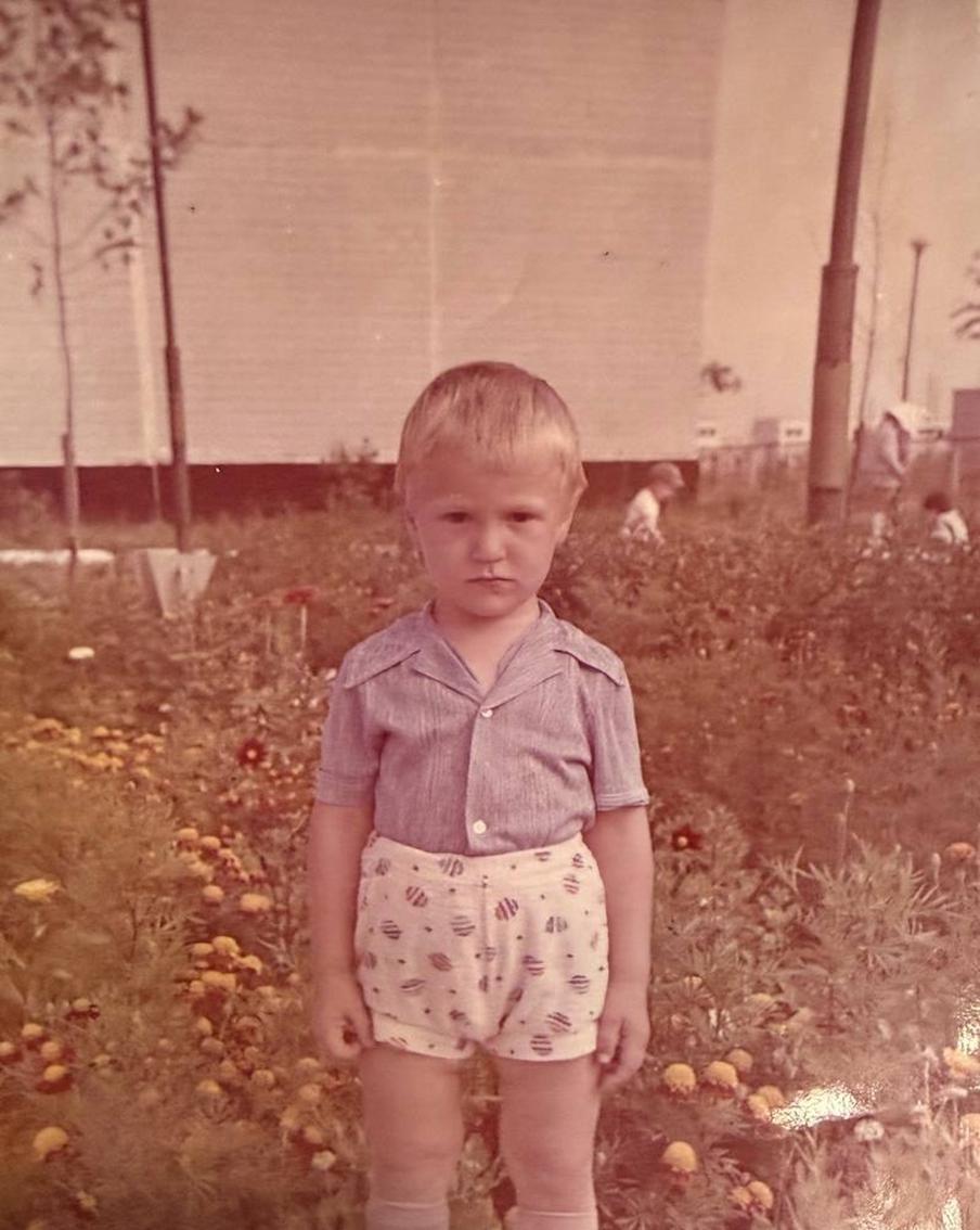 Маленький Вася Куракса у своего детского сада в Припяти, начало 1980-х.