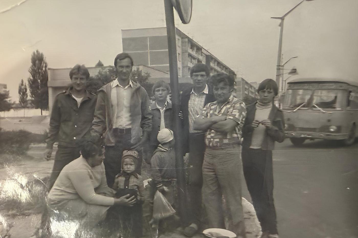 Семья Куракса с родственниками, Припять, 1984 год. Василий – самый маленький на фото.
