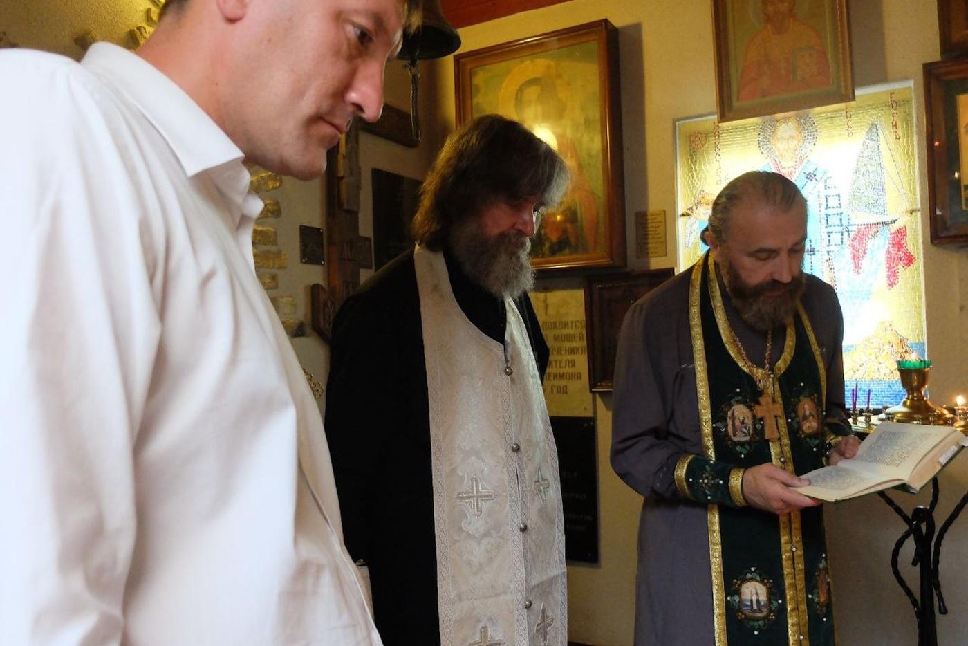 Момент освящения иконы Василия в часовне путешественника Фёдора Конюхова.