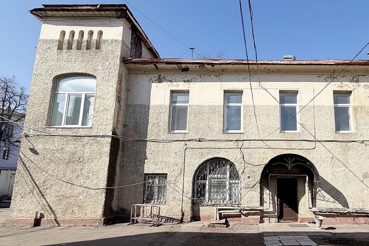 В доме на Старомонетном реставраторы обнаружили старинную печь, спрятанную в стене