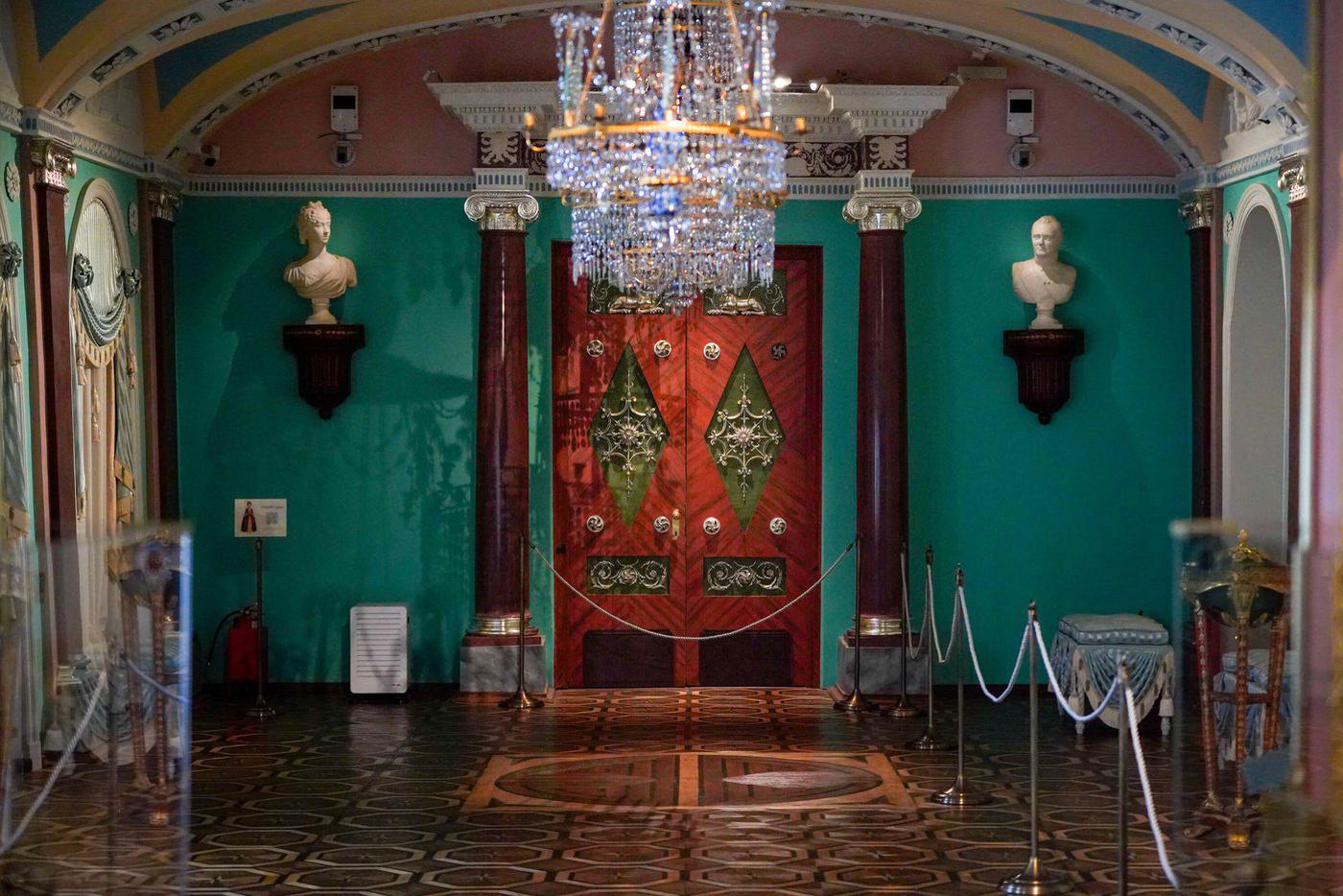 "Серебряные" детали на дверях покрыты белым золотом.
