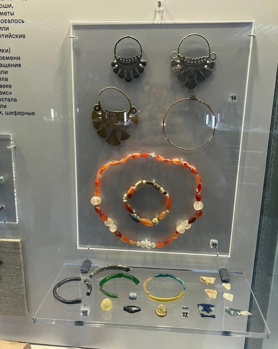 Височные кольца – самое популярное украшение славянок в XII–XIII веках. Делались из серебра, но очень низкой пробы – примерно 286-й. Древние щеголихи были не привередливые. 