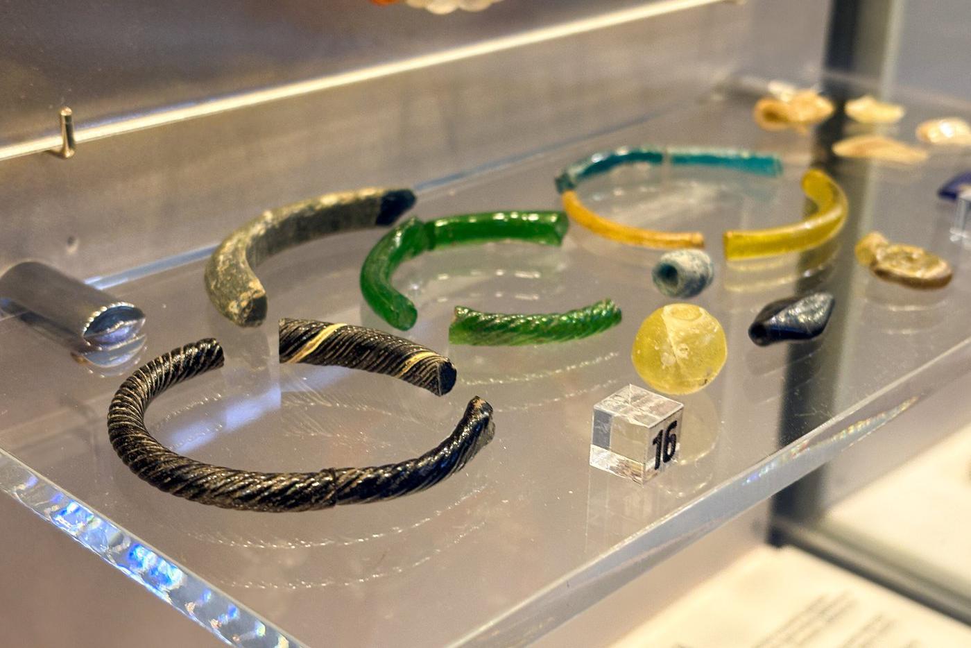 Кусочки цветных браслетов использовали в качестве денег – в безмонетный период. Особенно когда в арабском мире в XI веке произошёл кризис и на Русь перестали поступать серебряные денежки.