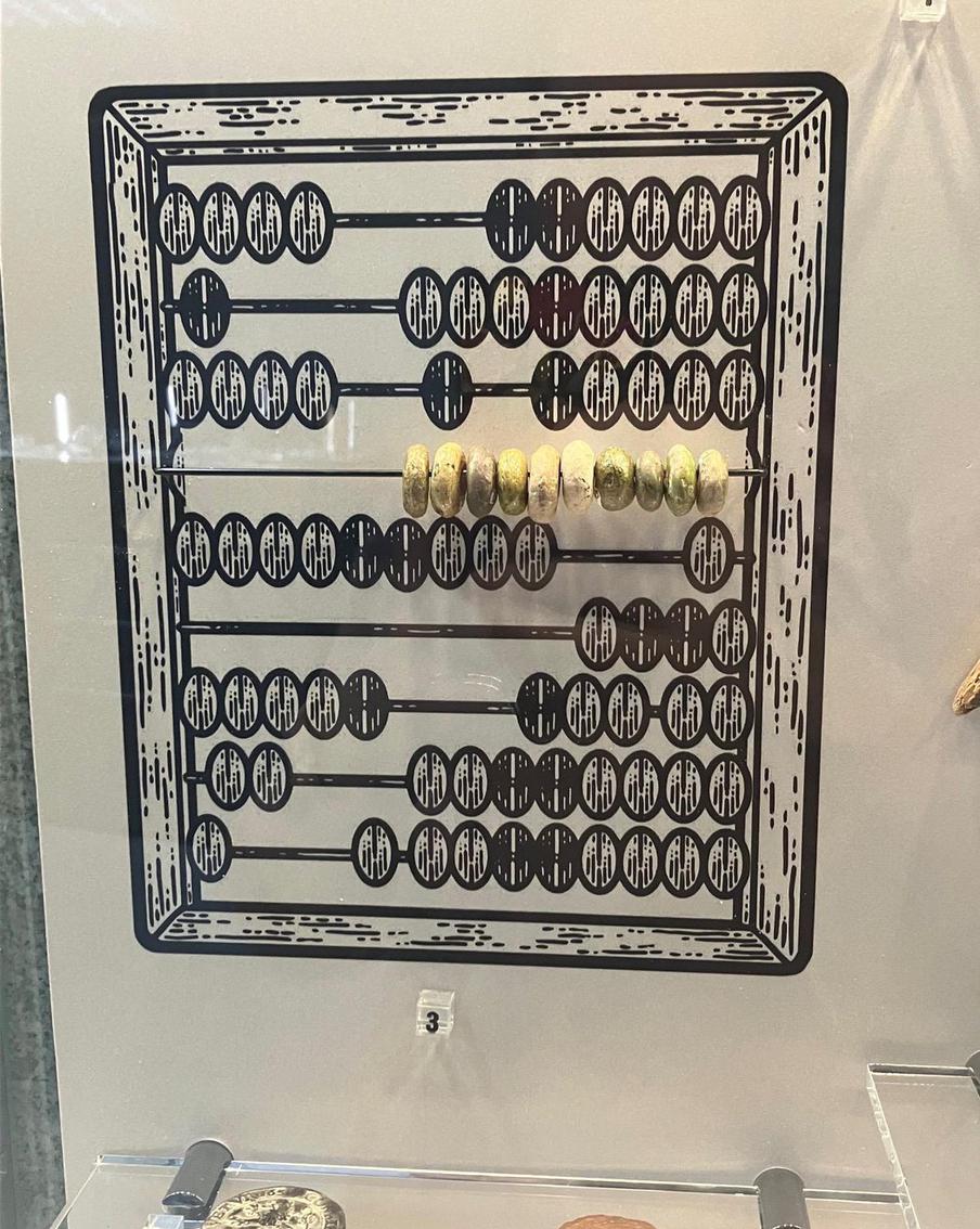 Реконструированные древние счёты с оригинальными костяшками, найденными археологами. Торговой утварью особенно богата витрина, посвящённая XVI–XVII векам, когда на Руси уже появились свои монеты – копейки, деньги и полушки. 