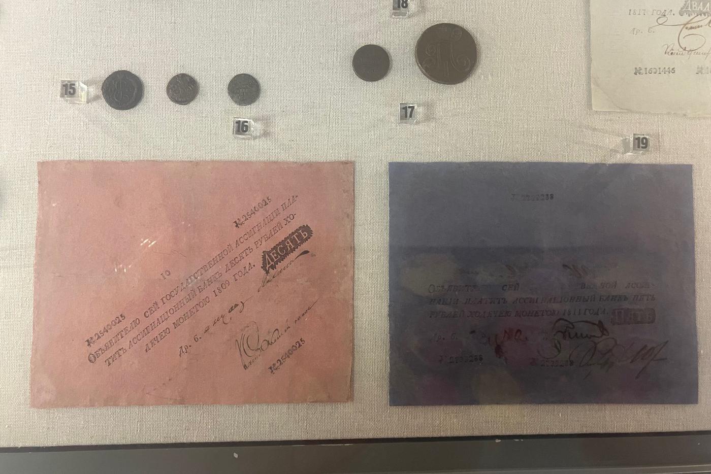 "Красненькие" и "синенькие". Ассигнации, эквивалентные 10 (на фото слева) и 5 (справа) рублям , стали первыми бумажными деньгами. К примеру, Чичиков из "Мёртвых душ" обещал Коробочке заплатить тремя "синенькими" ассигнациями.  