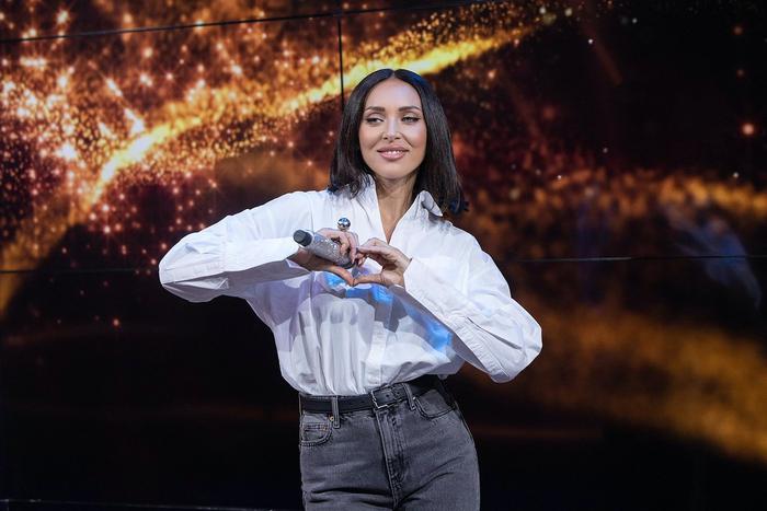 Алсу поделилась опытом работы с Игорем Крутым и представила новый трек "Мама не знает"