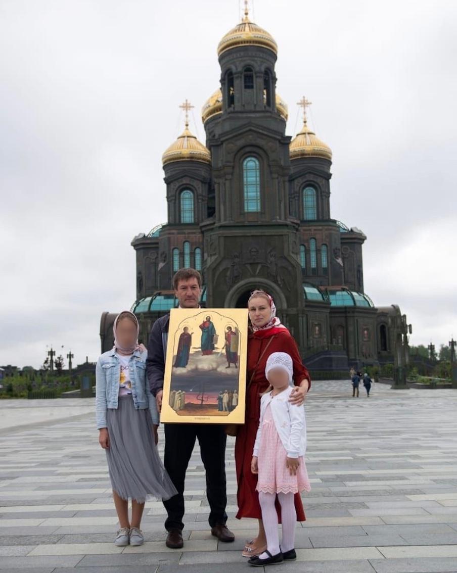 Семейство Куракса рядом с храмом Вооружённых Сил РФ.