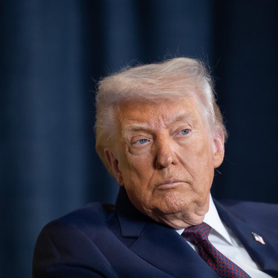 Трамп приказал готовить план долгосрочной морской блокады Ирана. Президент США распорядился усилить давление на Тегеран, выбрав тактику экономической изоляции вместо новых бомбардировок. Белый дом намерен полностью остановить иранский экспорт нефти и заблокировать ключевые порты