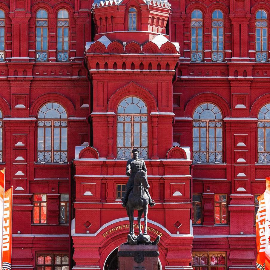 Минобороны рассказало, как пройдёт Парад Победы в этом году. Министерство обороны Российской Федерации сообщает, что 9 мая на Красной площади состоится традиционный военный парад, посвященный 81-й годовщине Победы. В этом году в параде примут участие военнослужащие высших военных учебных заведений всех родов войск Вооружённых сил Российской Федерации. В пешем строю пройдут солдаты и офицеры