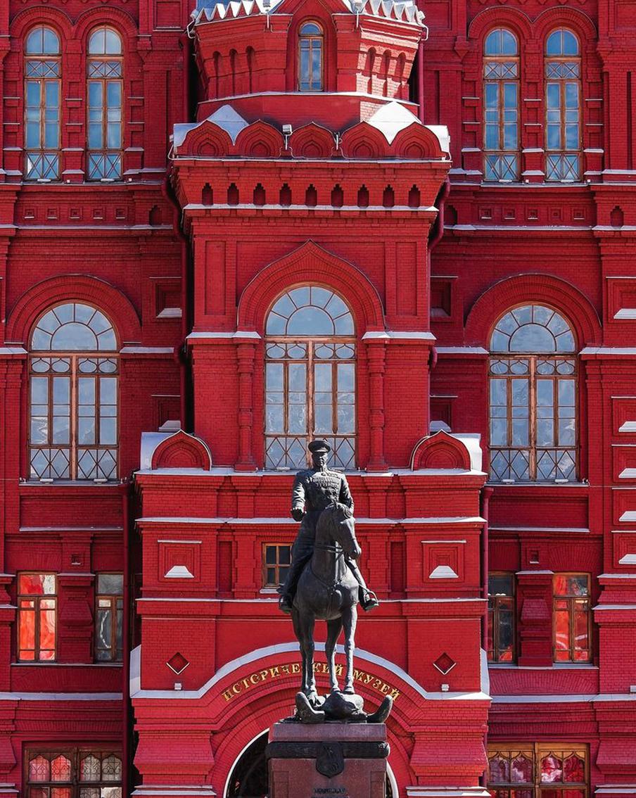 Минобороны рассказало, как пройдёт Парад Победы в этом году. Министерство обороны Российской Федерации сообщает, что 9 мая на Красной площади состоится традиционный военный парад, посвященный 81-й годовщине Победы. В этом году в параде примут участие военнослужащие высших военных учебных заведений всех родов войск Вооружённых сил Российской Федерации. В пешем строю пройдут солдаты и офицеры