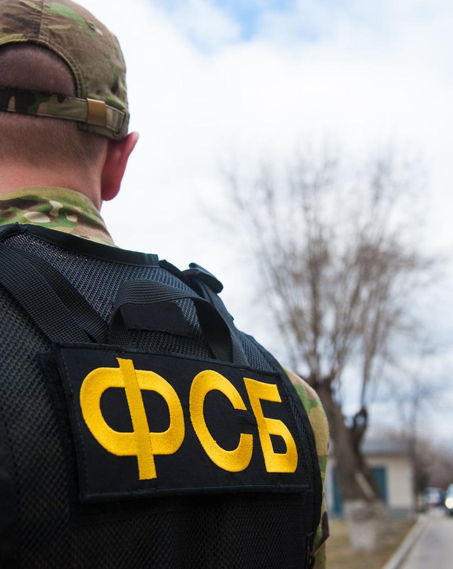 ФСБ задержала готовившего теракты в Крыму россиянина. Сотрудники ФСБ предотвратили подготовку серии терактов на территории Крыма, направленных против высокопоставленного должностного лица правоохранительных органов, а также диверсий на объектах газо- и электроснабжения. Об этом 29 апреля сообщил Центр общественных связей ведомства
