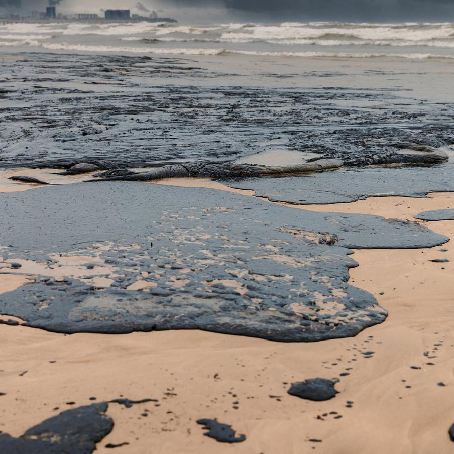 Более 9,7 тыс. кубометров нефтепродуктов убрали из реки и с побережья Туапсе. По информации оперативного штаба Краснодарского края, в результате ликвидации последствий разлива нефтепродуктов, произошедшего в Туапсе в результате атаки беспилотника, было извлечено и вывезено 9 793 кубометра загрязненного грунта и водомазутной смеси. За последние сутки было удалено 2 523 кубометра