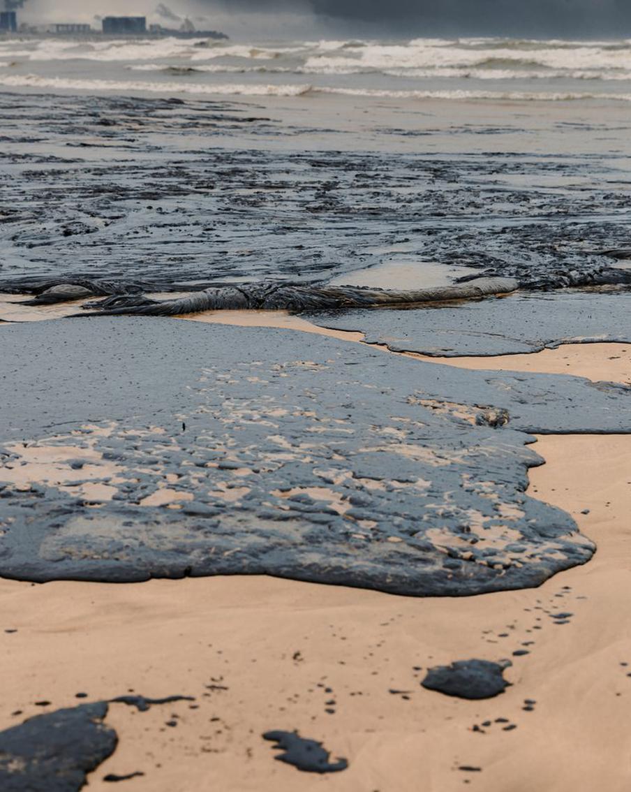 Более 9,7 тыс. кубометров нефтепродуктов убрали из реки и с побережья Туапсе. По информации оперативного штаба Краснодарского края, в результате ликвидации последствий разлива нефтепродуктов, произошедшего в Туапсе в результате атаки беспилотника, было извлечено и вывезено 9 793 кубометра загрязненного грунта и водомазутной смеси. За последние сутки было удалено 2 523 кубометра