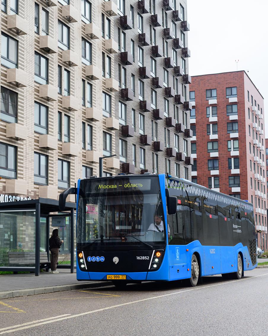 Москва и Московская область утвердили регламент по обслуживанию маршрутов между столицей и Подмосковьем. Автобусы будут курсировать чаще, остановки станут современнее, а инфраструктура – удобнее для пассажиров. Рассказываем о новом соглашении
