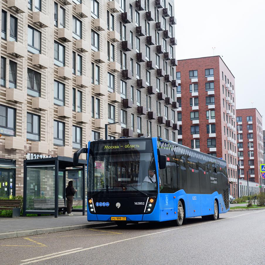 Москва и Московская область утвердили регламент по обслуживанию маршрутов между столицей и Подмосковьем. Автобусы будут курсировать чаще, остановки станут современнее, а инфраструктура – удобнее для пассажиров. Рассказываем о новом соглашении