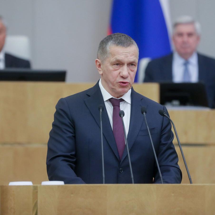 Трутнев попросил объяснить, почему яблоко в Анадыре стоит 300 рублей. Юрий Трутнев, вице-премьер и полномочный представитель президента России в Дальневосточном федеральном округе, потребовал от Министерства по развитию Дальнего Востока разъяснений по поводу высокой цены на яблоки в Анадыре