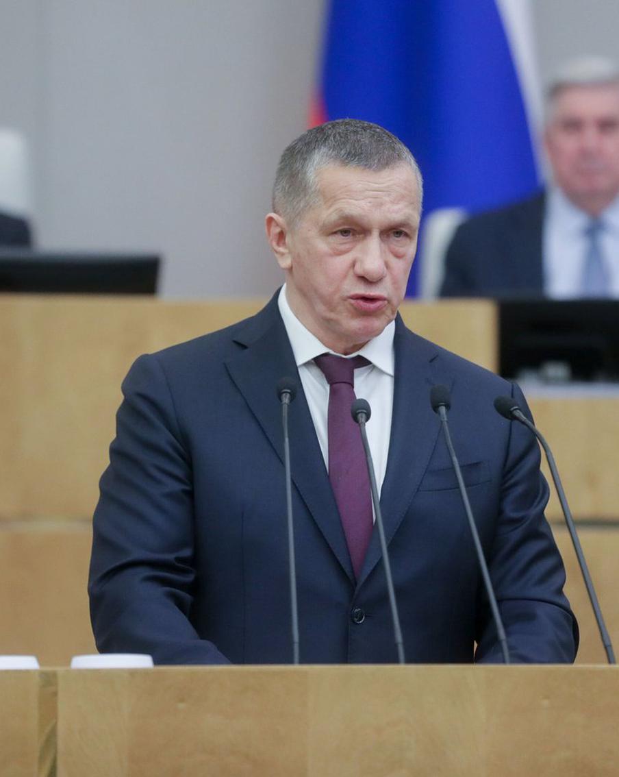 Трутнев попросил объяснить, почему яблоко в Анадыре стоит 300 рублей. Юрий Трутнев, вице-премьер и полномочный представитель президента России в Дальневосточном федеральном округе, потребовал от Министерства по развитию Дальнего Востока разъяснений по поводу высокой цены на яблоки в Анадыре