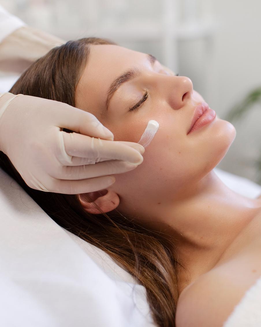 Инъекции или уход: что выбрать после 35 лет, чтобы не выглядеть старше