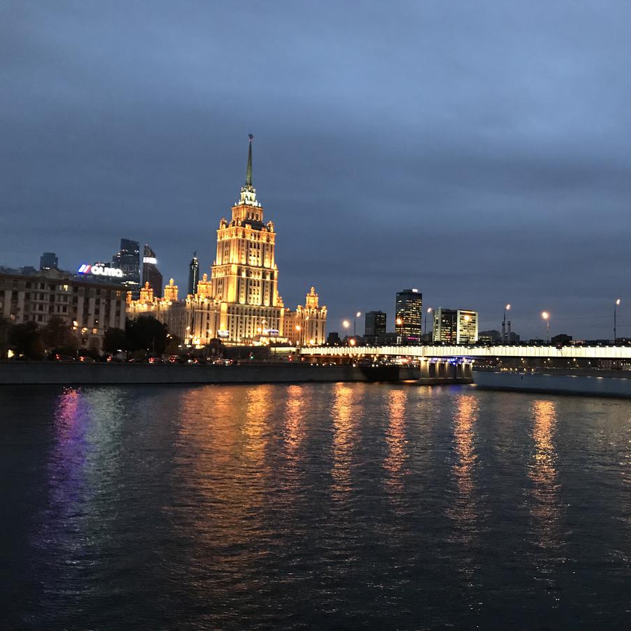 В Москве в среду ожидаются мокрый снег, дождь и аномальный холод до плюс 5. Влияние циклона в столице постепенно ослабевает, но погода останется ненастной. Пройдут небольшие кратковременные осадки в виде снега, мокрого снега и дождя. Температура днём составит от плюс 2 до плюс 5 градусов, что на 10 градусов ниже климатической нормы