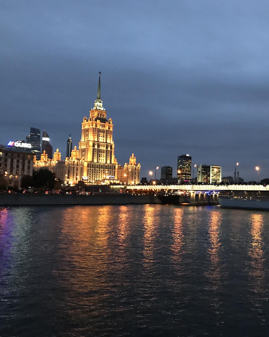 В Москве в среду ожидаются мокрый снег, дождь и аномальный холод до плюс 5. Влияние циклона в столице постепенно ослабевает, но погода останется ненастной. Пройдут небольшие кратковременные осадки в виде снега, мокрого снега и дождя. Температура днём составит от плюс 2 до плюс 5 градусов, что на 10 градусов ниже климатической нормы