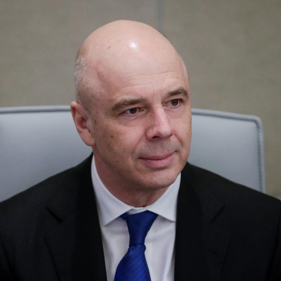 Силуанов посоветовал инвестировать хранящиеся "под подушкой" деньги. Средства, которые лежат без движения, не приносят пользы ни их владельцам, ни экономике в целом. Инвестирование этих накоплений позволяет не только сохранить и приумножить капитал, но и стать активным участником экономического развития