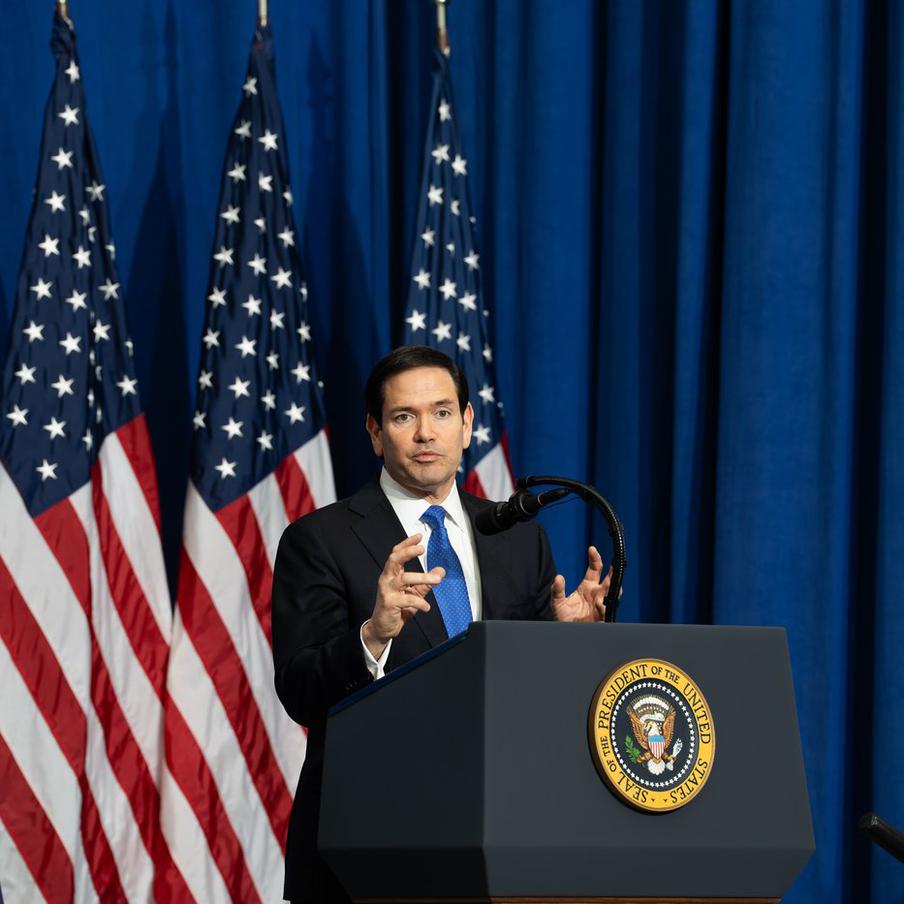 Госсекретарь США Рубио обвинил Кубу в пособничестве врагам Америки. Марко Рубио заявил, что кубинские власти "расстелили ковровую дорожку" для противников США, позволив им проводить военные и разведывательные операции в 90 милях от побережья Соединённых Штатов. Вашингтон не оставит это безнаказанным, подчеркнул госсекретарь