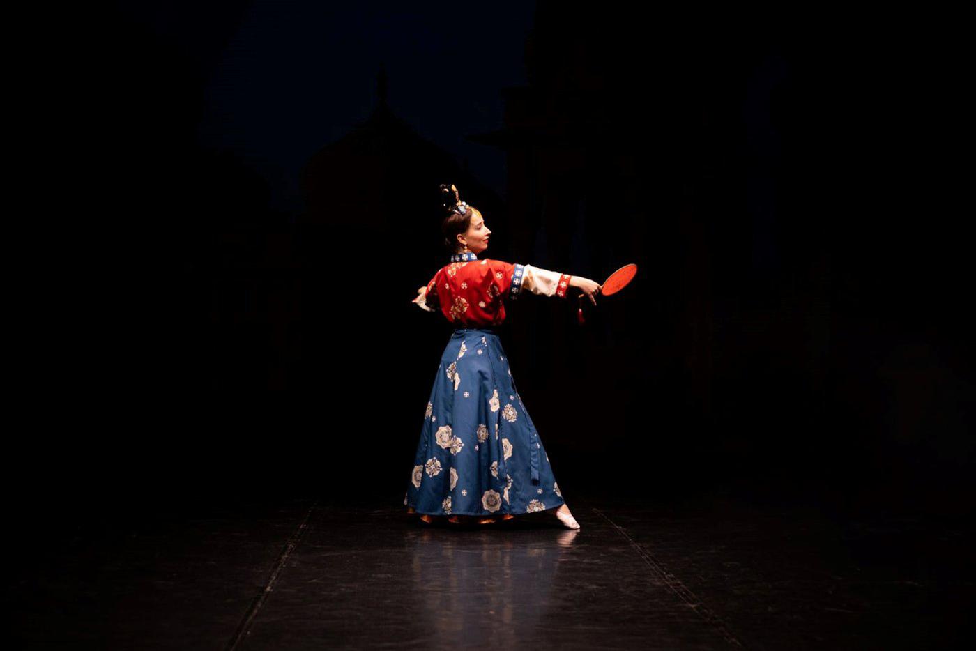 Занятия по китайскому танцу в студии "Шёлковый путь" культурного центра "ЗИЛ".