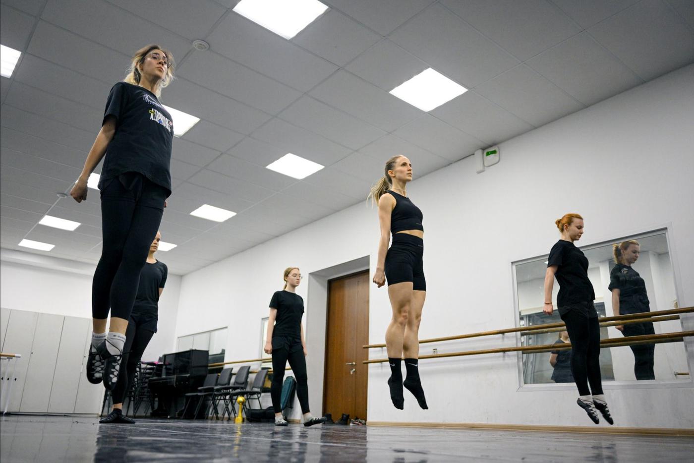 Ученики на занятии по ирландским танцам в культурном центре "ЗИЛ".