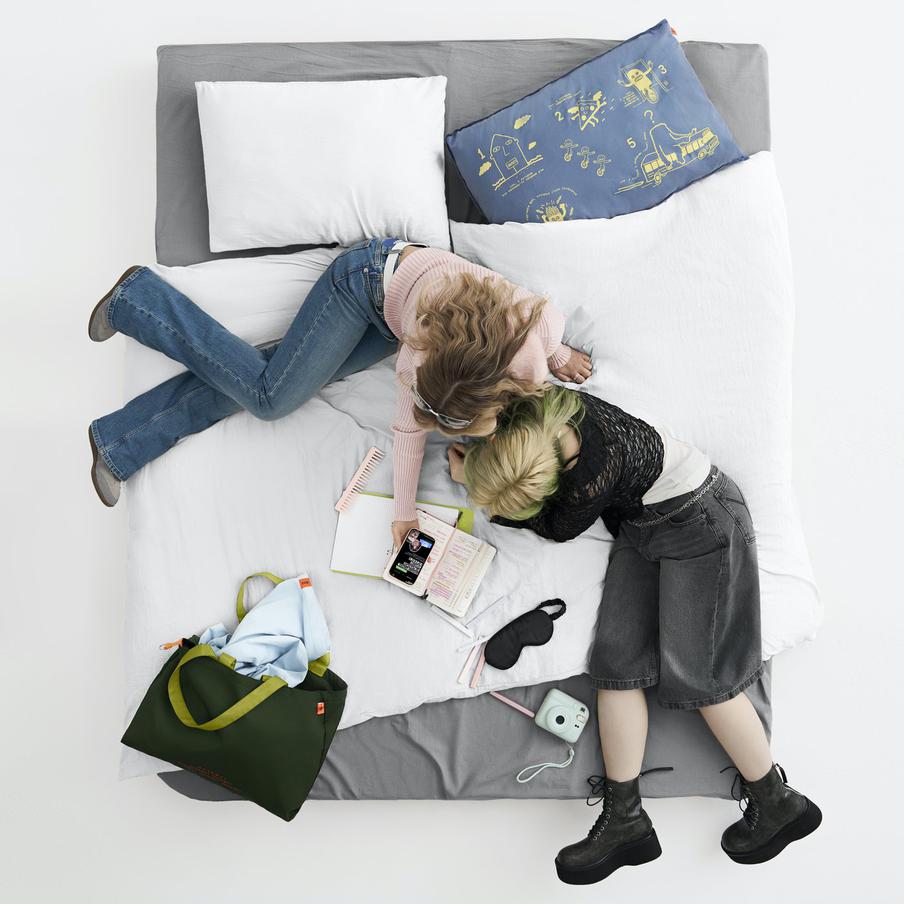 Задача дропа – сформировать комьюнити, где вещи отражают состояние подростков, а не превращают их в носителей логотипов.