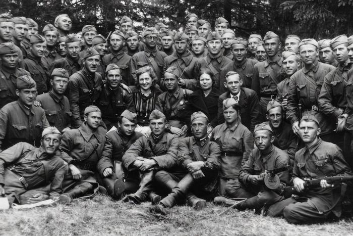 Окружили миллион солдат: истории жертв Вяземского котла и тех, кто чтит их память