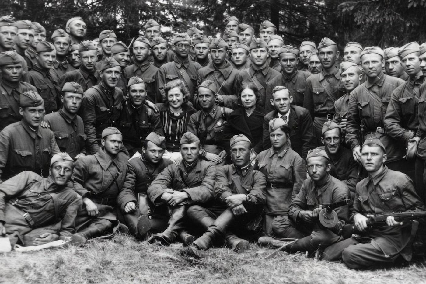 Окружили миллион солдат: истории жертв Вяземского котла и тех, кто чтит их память