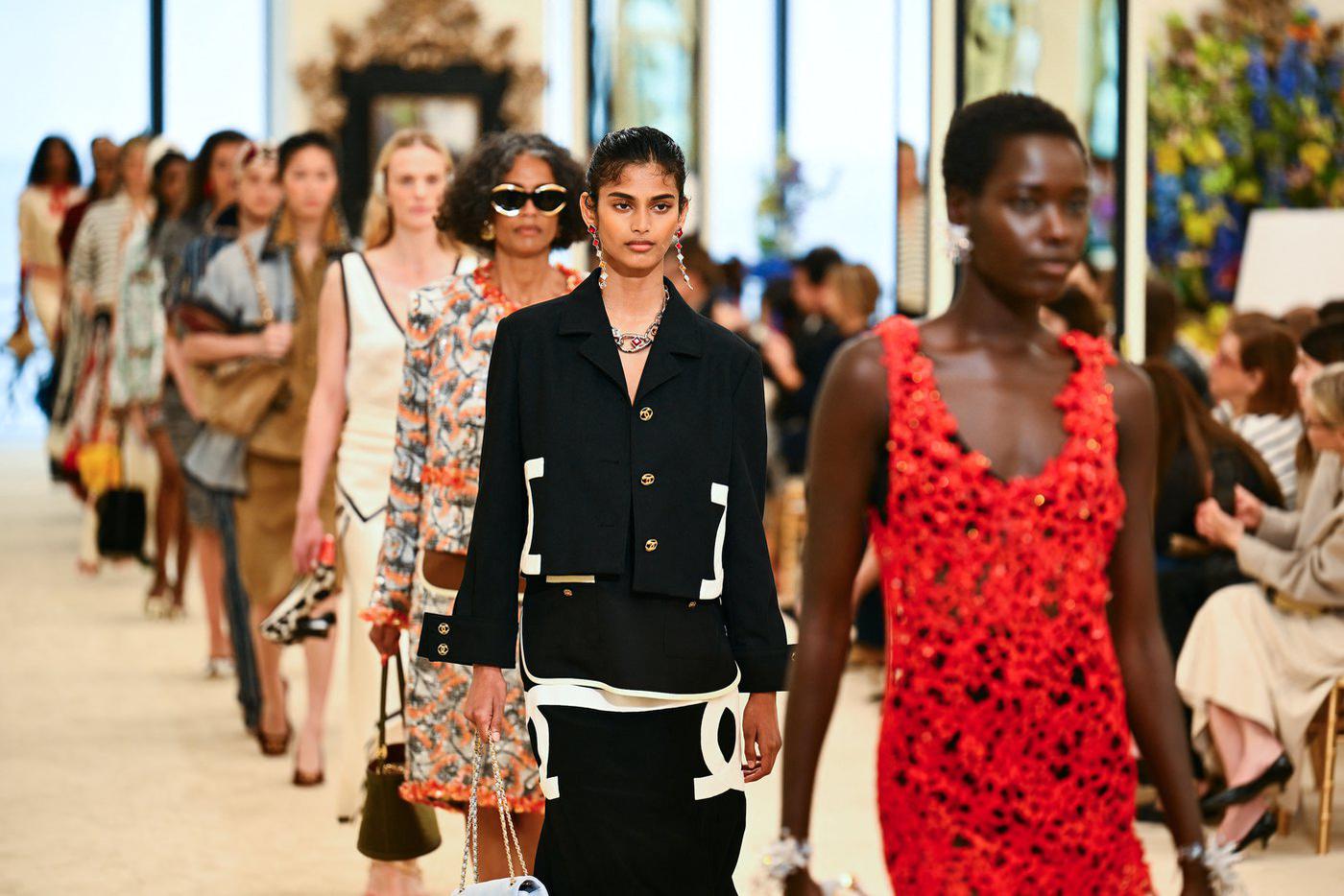 Chanel устроил круизный показ с русалками и рыбацкими мотивами в Биаррице