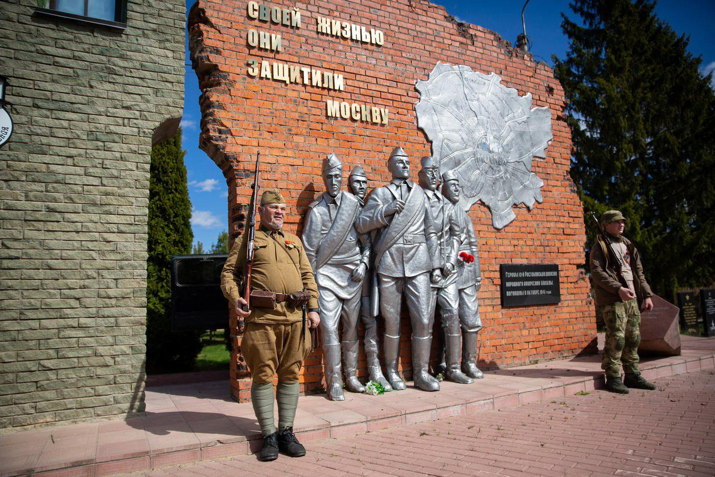 Слева внук ополченца Рустам Садретдинов в форме Красной армии начала войны