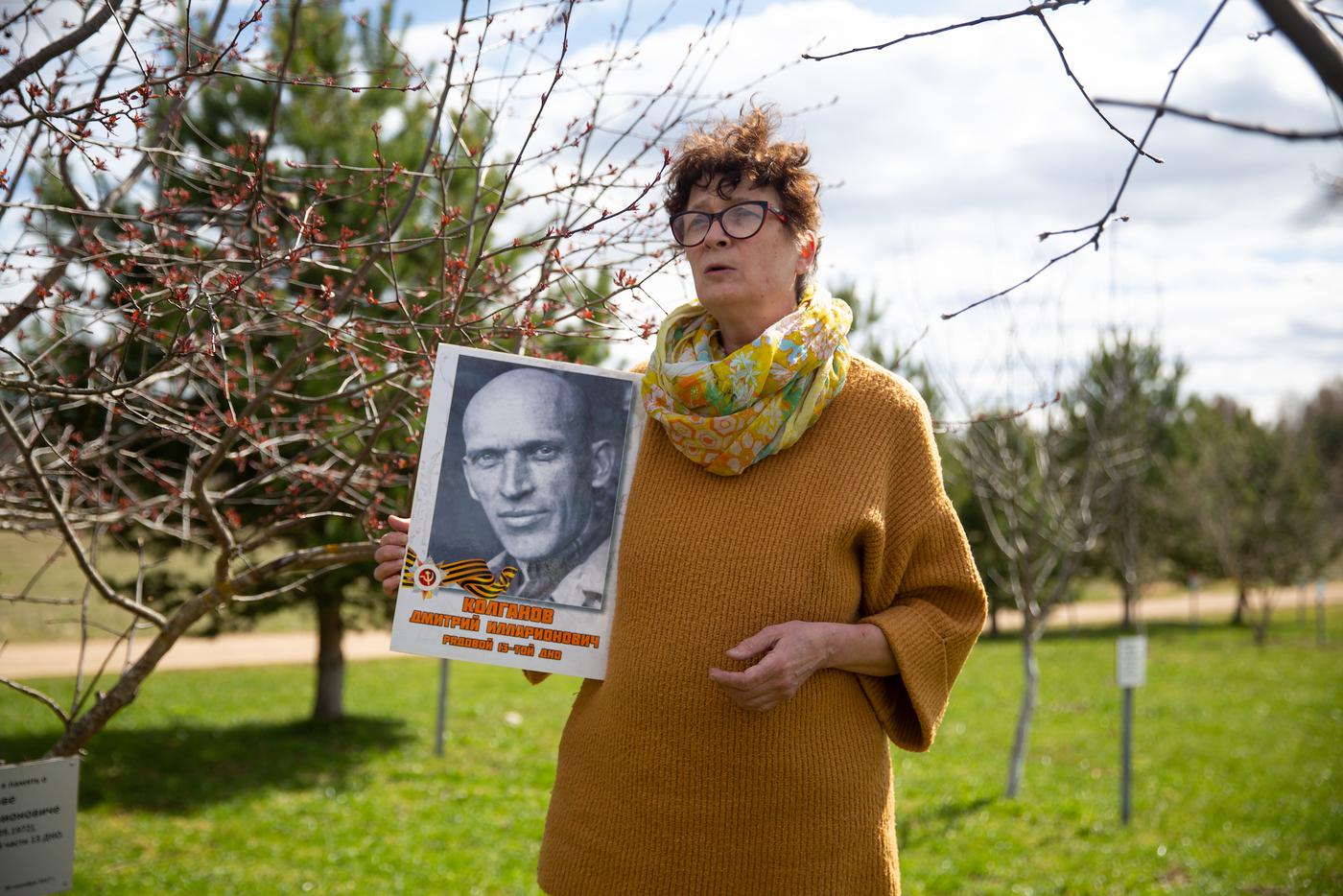 Вера Колганова с фотографией деда