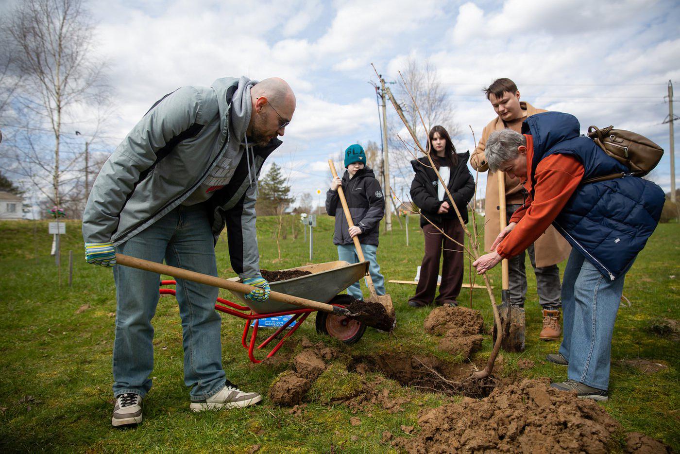 Четыре поколения потомков ополченца Ивана Лукьянова сажают в память о нём клён