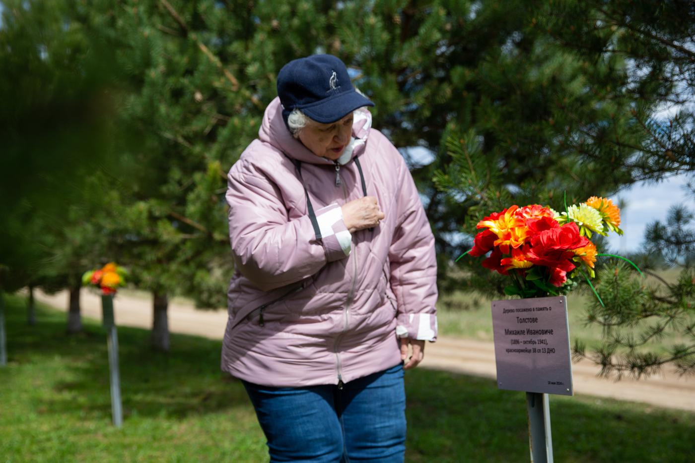 Нина Юшина принесла цветы в память о муже сестры деда, погибшего ополченца