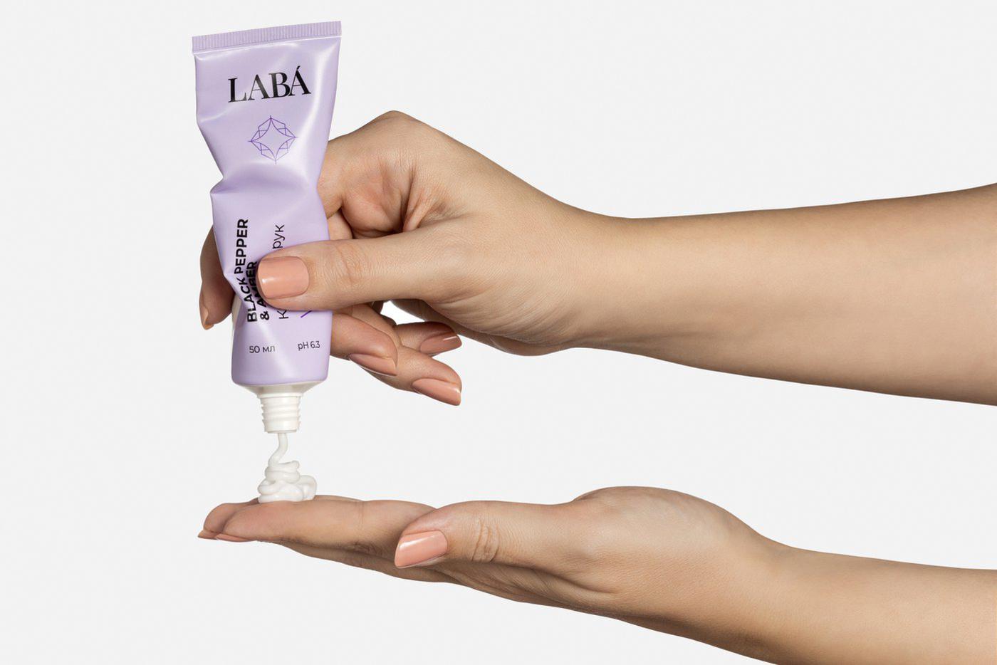 Отдельный акцент – ароматическая композиция: пряные ноты чёрного перца раскрываются в дуэте с тёплой амброй и свежестью нероли.