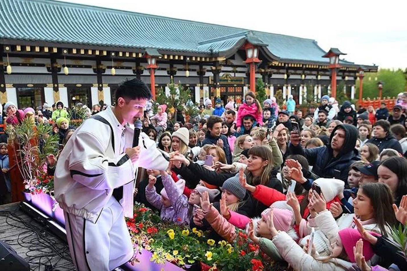 Выступления артистов