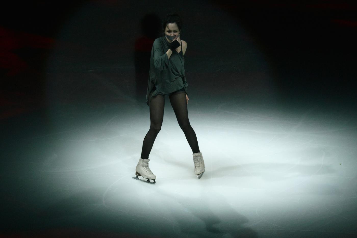 В какой-то момент выступления у Туктамышевой был залеплен рот скотчем – это символизировало молчание жертв домашнего насилия. Но в итоге она сорвала его с себя, показав, что с абьюзерами можно бороться – главное, не молчать