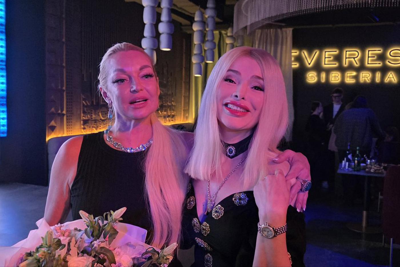 Анастасия Волочкова и Алёна Кравец.