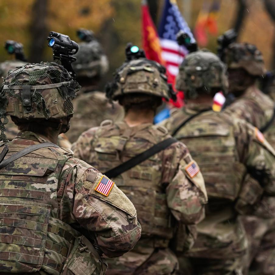 Военные США запросили гиперзвуковую ракету Dark Eagle для удара по Ирану. Центральное командование Вооружённых сил США (CENTCOM) обратилось к руководству с просьбой развернуть на Ближнем Востоке гиперзвуковую ракету Dark Eagle. Причина – иранские пусковые установки вышли за пределы досягаемости обычных высокоточных систем. Если запрос одобрят, это станет первым боевым развёртыванием такого оружия