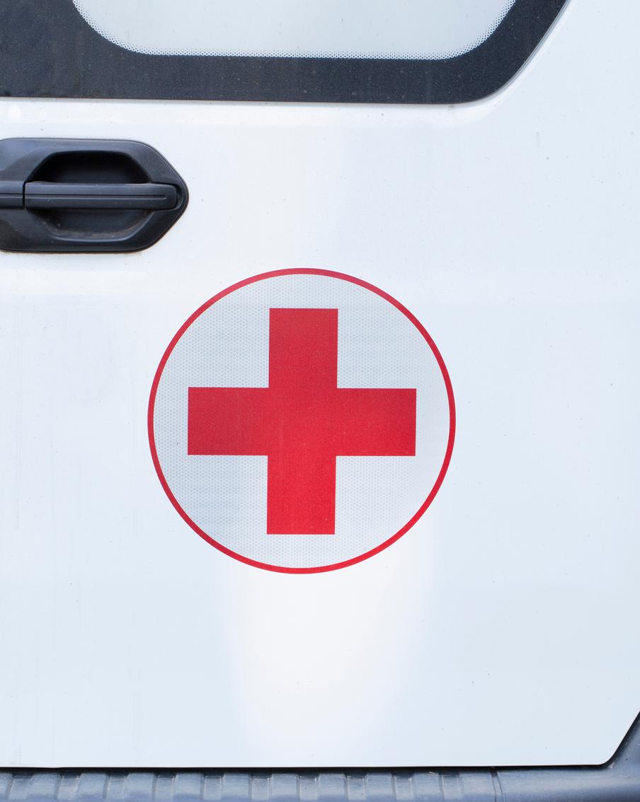 Военный врач назвал минно-взрывные ранения самой частой травмой в зоне СВО. Структура боевых повреждений кардинально изменилась по сравнению с прошлыми конфликтами. Теперь доминируют сочетанные и комбинированные ранения – взрывные травмы, ожоги, контузии и акубаротравмы. Пулевые ранения отошли на второй план