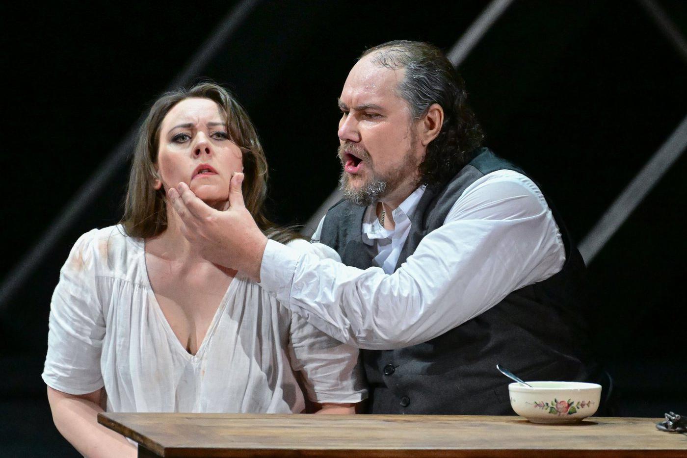 Солисты МАМТ Елена Гусева и Дмитрий Ульянов в опере Дмитрия Шостаковича "Леди Макбет Мценского уезда".