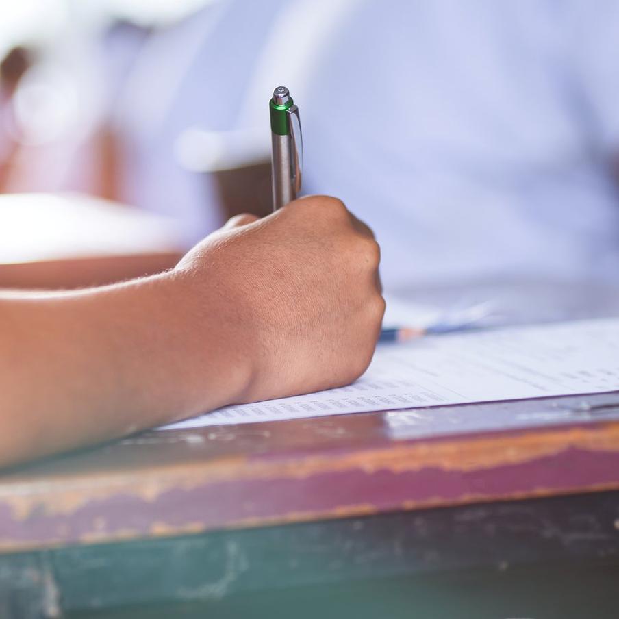 Рособрнадзор запретил досматривать школьников перед ЕГЭ. Ведомство выпустило новые рекомендации для организаторов экзаменов. Сотрудники охраны и педагоги больше не имеют права прикасаться к участникам ЕГЭ и их личным вещам. Если металлоискатель сработал, выпускнику предложат добровольно сдать запрещённый предмет. При отказе школьника не пустят в аудиторию