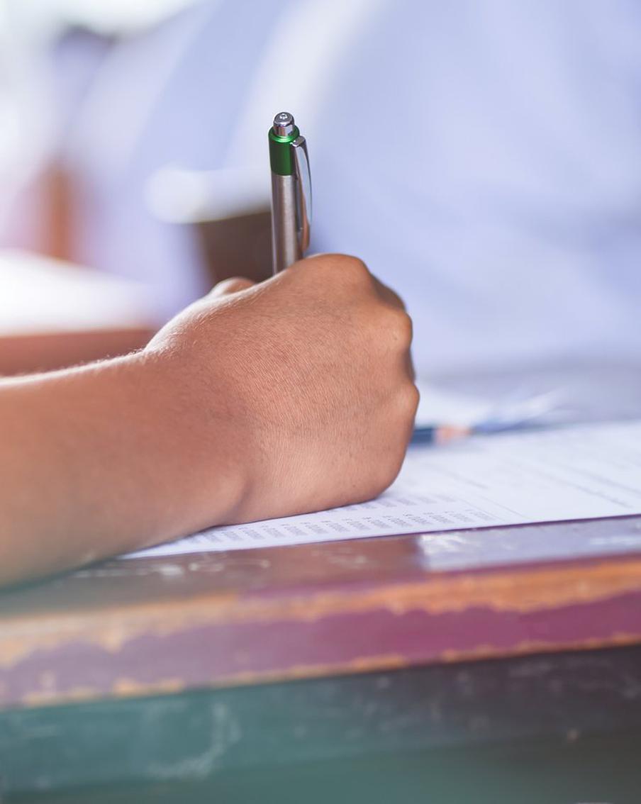 Рособрнадзор запретил досматривать школьников перед ЕГЭ. Ведомство выпустило новые рекомендации для организаторов экзаменов. Сотрудники охраны и педагоги больше не имеют права прикасаться к участникам ЕГЭ и их личным вещам. Если металлоискатель сработал, выпускнику предложат добровольно сдать запрещённый предмет. При отказе школьника не пустят в аудиторию