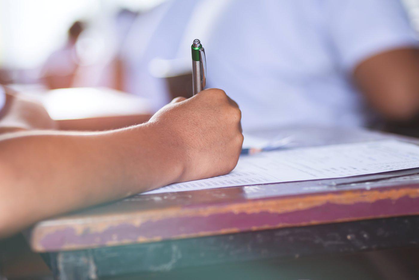 РИА "Новости": Рособрнадзор запретил досматривать школьников перед сдачей ЕГЭ-2026